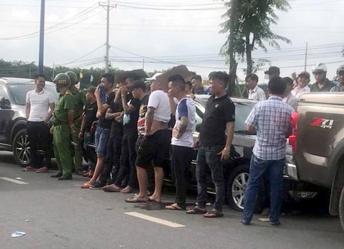 Chiếc ôtô bị nhóm thanh niên xăm trổ bao vây