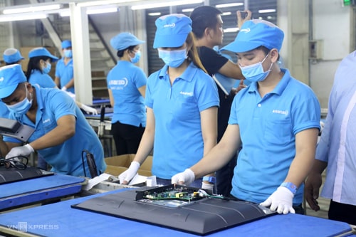 Công nhân làm việc trong Nhà máy Asanzo