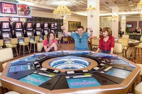 Khách nước ngoài chơi cá cược tại casino lớn nhất Quảng Ninh