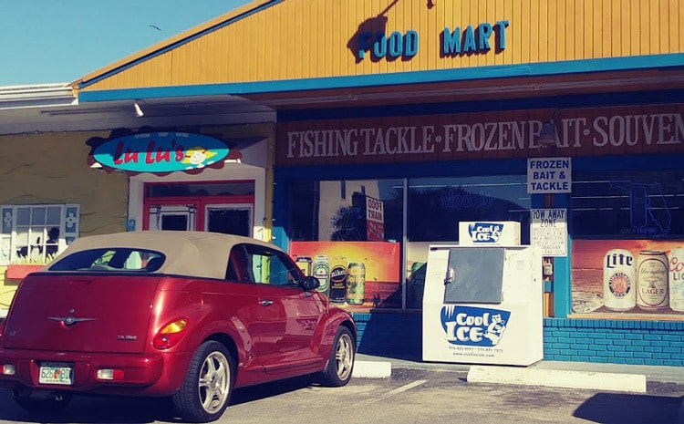 Cửa hiệu Lu Lu's (trái) liền kề với cửa hiệu bách hóa thực phẩm Food Mart của Jung Soon Wypcha.
