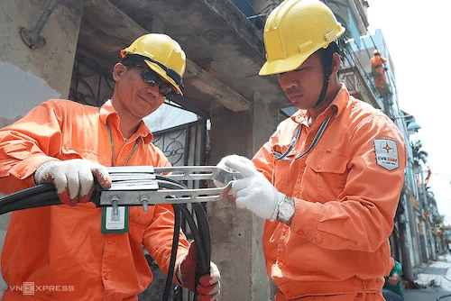 Công nhân Điện lực Hà Nội chuẩn bị bảo dưỡng đường dây khi nắng nóng