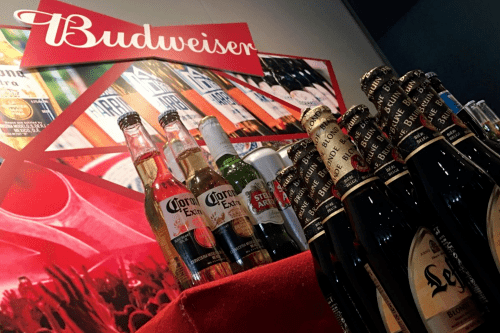 Các sản phẩm của Budweiser Brewing Company APC tại một sự kiện giới thiệu cơ hội đầu tư trước thềm IPO