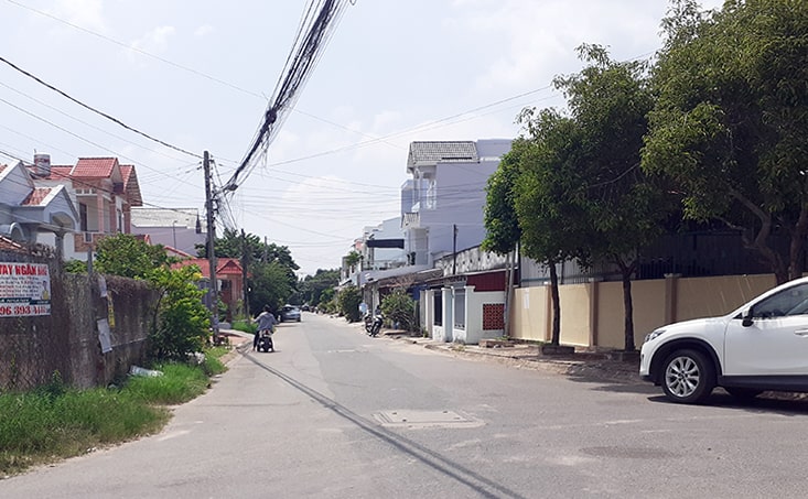 Đường Huỳnh Thị Khá - nơi hai nghi phạm đón taxi vào TP HCM sau khi vượt tường rào nhà giam và dãy nhà dân (phải).