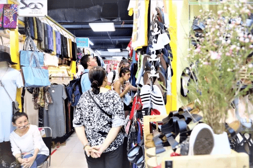 Khu mua sắm thời trang, lưu niệm... trong Central Market là điểm đến thu hút du khách quốc tế.