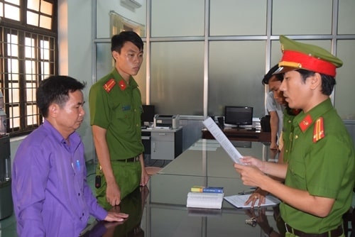 Công an đọc lệnh bắt giữ ông Liêm