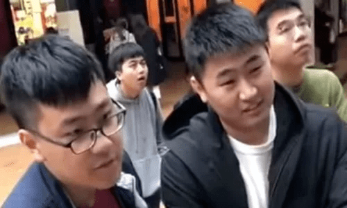 Các nam sinh Trung Quốc đại lục tranh cãi với nữ sinh Hong Kong tại Đại học Auckland, New Zealand hôm qua