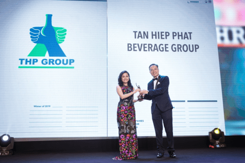 Bà Trần Uyên Phương - Phó tổng giám đốc Tập đoàn Tân Hiệp Phát nhận giải thưởng "Nơi làm việc tốt nhất châu Á 2019".