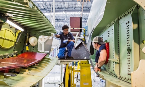 Các kỹ sư đang lắp ráp linh kiện của máy bay Airbus