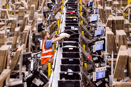 Nhân viên làm việc trong một trung tâm hoàn thiện đơn hàng của Amazon