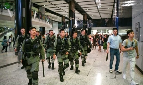 Cảnh sát chống bạo động Hong Kong tuần tra ga tàu điện ngầm hôm nay.