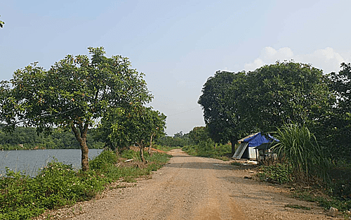 Khu đất được quảng cáo với tên gọi dự án Golden Lake Hoà Lạc.